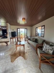 a living room with a couch and a table at A casa do vale in Bananeiras