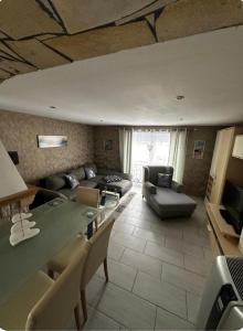 ein Wohnzimmer mit Sofa und Tisch in der Unterkunft Pooloase in Colbitz