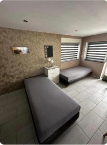 ein Zimmer mit zwei Betten und einem Fernseher in der Unterkunft Pooloase in Colbitz