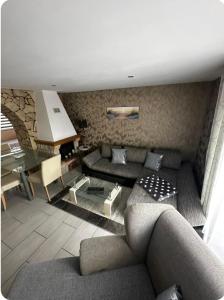 ein Wohnzimmer mit Sofa und Tisch in der Unterkunft Pooloase in Colbitz