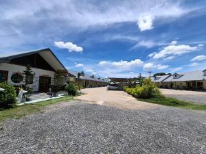 a row of houses with a car parked in the driveway at สายป่าน เฮ้าส์ แพร่ in Ban San Pa Yae