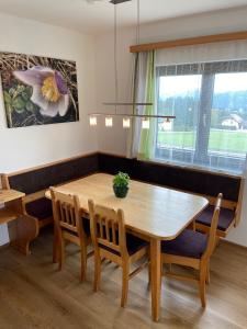 a dining room with a wooden table and chairs at Das Sunnhäusl in Mariapfarr