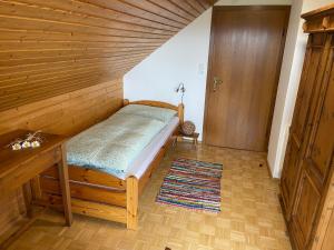 a bedroom with a bed and a wooden ceiling at Das Sunnhäusl in Mariapfarr