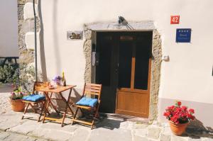 a table and chairs in front of a building at Casa Stella in Draguć