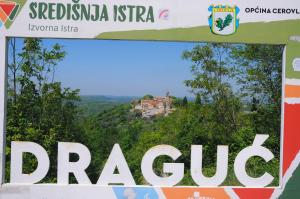 a sign with the word prague in front of a mountain at Casa Stella in Draguć