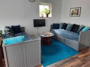 a living room with a couch and a tv at Gemütliche Ferienwohnung Traumfänger NOK in Schafstedt