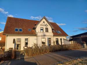 a white house with a brown roof at Gemütliche Ferienwohnung Traumfänger NOK in Schafstedt
