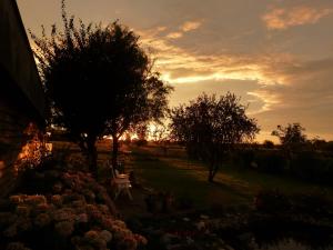 Východ nebo západ slunce při pohledu z bed and breakfast nebo okolí