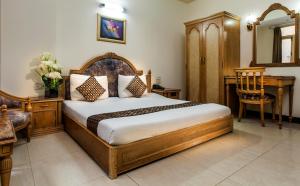 เตียงในห้องที่ Hotel Sunstar Residency