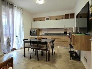 Cuina o zona de cuina de APT-Large Private Terrace - Sleeps 6 - Close to Bari Airport - Spacious and Relaxing-DDN House