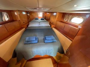 a small room with two beds in the middle at BALI house boat in SantʼAntìoco