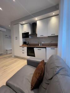 a living room with a couch and a kitchen at Casa Ezio beach&relax in Chioggia