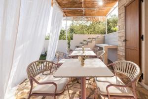 a patio with a white table and chairs at casa PRIANI in Krasica