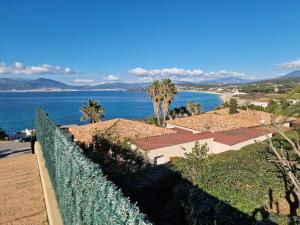 a view of the ocean from a fence at T2 cozy vue mer in Pietrosella