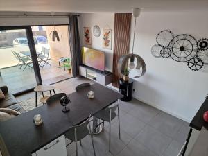 a living room with a table and some chairs at T2 cozy vue mer in Pietrosella