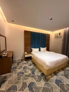 a hotel room with a bed and a television at كيان الين الشبلان - KAYAN ALYN AlMansak Suites in Abha +16 photos