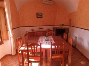 comedor con mesa de madera y sillas en Casa Rural Pastora Marcela, en Saceruela