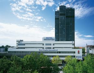 ein Hotel vor einem hohen Gebäude in der Unterkunft Hotel Steglitz International in Berlin