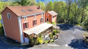 an overhead view of a large house with a driveway at Hote de l'île chez Wendy et Fred in Jumeaux