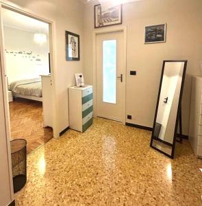 a room with a mirror and a bedroom with a bed at 15 minuti al Centro Torino con Tram 4 - Lingotto relax, Inalpi Arena, Stadio in Turin +29 photos