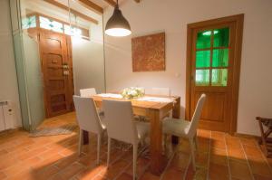 una sala da pranzo con tavolo e sedie in legno di Casa Rural El Riberer a Benissa