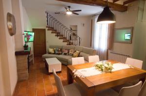 sala de estar con mesa y sofá en Casa Rural El Riberer, en Benissa