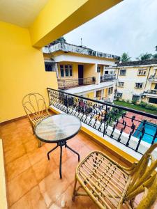 a balcony with a table and chairs and a view at Tony apartment baga in Baga