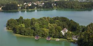 an island in the middle of a lake with houses at Seehaeuser am Lindenhof in Lychen