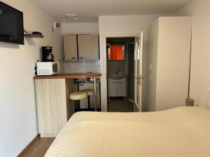 a small room with a bed and a kitchen at Guesthouse Villa Stanger in Lovran
