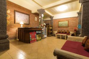 a large living room with a brick wall at Krisna House in Ubud