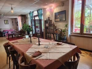 a long table in a room with chairs and a table sidx sidx sidx at Hote de l'île chez Wendy et Fred in Jumeaux