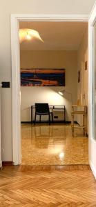 a living room with a table and a wooden floor at 15 minuti al Centro Torino con Tram 4 - Lingotto relax, Inalpi Arena, Stadio in Turin