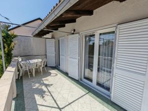 a patio with a table and chairs on a balcony at Gama 2 in Vir