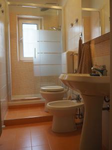ジェノヴァにあるLa Casa di Sturla a soli 900 mt dal Gasliniのバスルーム(トイレ、洗面台、シャワー付)