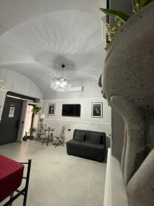 a living room with a couch and a table at CENTURIONI Alloggio turistico in Civitavecchia