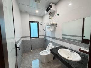a bathroom with a toilet and a sink at Hiếu Thảo Hotel & Restaurant in Lôc Hải