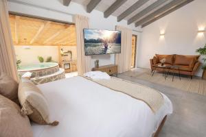 a bedroom with a large bed and a tub at סוויטת דרים רויאל - סוויטה חלומית עם אמבט ספא מפנק ונוף מדהים in ‘Ein Ya‘aqov