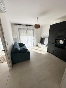 a living room with a couch and a kitchen at Suarina in Porto-Vecchio