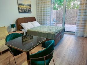 a bedroom with a bed and a table and chairs at Nowy Dwór Mazowiecki Chic Studio by BookingHost in Nowy Dwór Mazowiecki