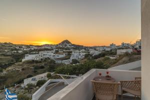 a view of the sunset from the balcony of a house at Artemis Cozy Home in Péran Triovasálos