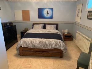 a bedroom with a large bed in a room at Espaciosa villa con piscina, ideal para relajarse en familia in Los Hueros +36 photos