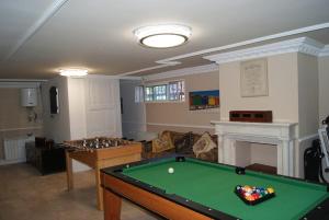 a living room with a pool table and a fireplace at Espaciosa villa con piscina, ideal para relajarse en familia in Los Hueros