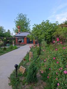 a garden with a circle in the middle of a road at House Ianeti in Ianet'i