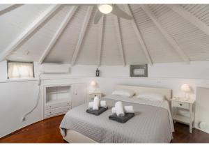 a bedroom with a bed with two towels on it at WindMilos in Tripiti