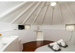 a white room with a bed and a ceiling at WindMilos in Tripiti