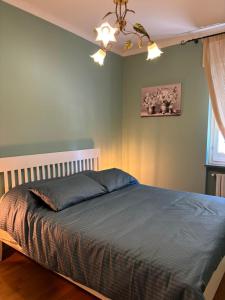 ein Schlafzimmer mit einem Bett und einem Kronleuchter in der Unterkunft Sogna&Vola in San Giovanni Teatino