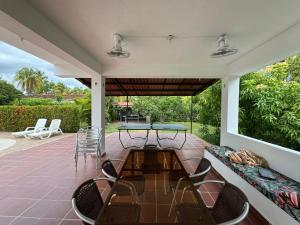 a patio with a table and chairs on a porch at Casa 007 in Carmen de Apicalá
