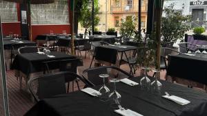 a room with tables and chairs with black table cloth at Hosteria Conchi in Madrigal de la Vera