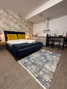 a bedroom with a large bed and a kitchen at Studio Matias 2 Casa Del Mar in Mamaia +37 photos
