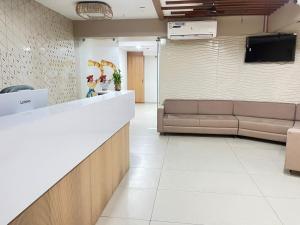 a waiting room with a couch in a lobby at Hotel Sun Park Vadodara in Vadodara